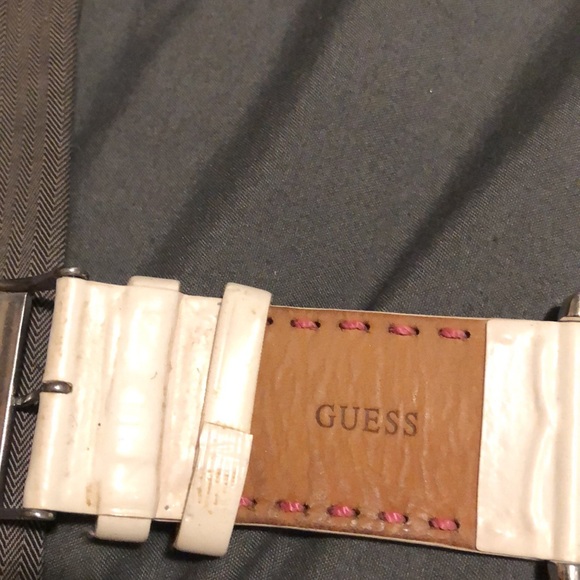 SALE!!! GUESS PINK & WHITE LEATHER WATCH ๐ฅ๐ฅ๐ฅ - Picture 6 of 10